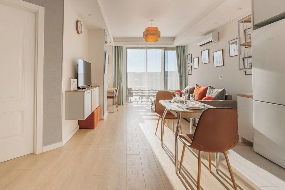 Living room with city views, balcony, AC and a dedicated workspace.