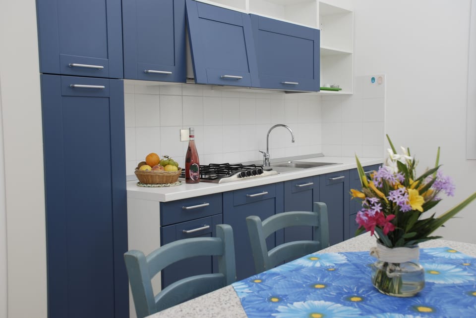 Bungalow | Private kitchen | Full-size fridge, microwave, dishwasher, highchair