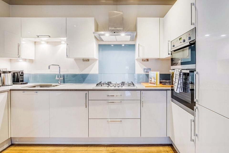 Bright, modern and well equipped kitchen