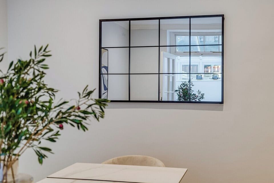 Bright and minimalist dining area, perfect for enjoying meals together. The clean lines and natural light create a welcoming atmosphere