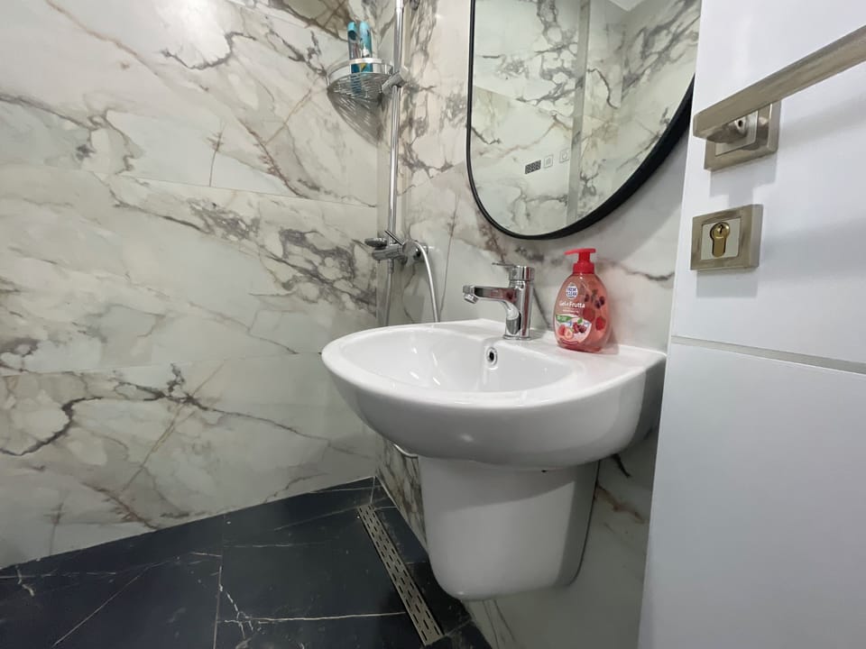 Deluxe Studio, Balcony, Garden View | Bathroom | Shower, hair dryer, towels, soap