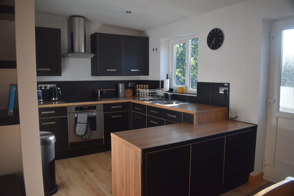 Fridge, oven, stovetop, electric kettle