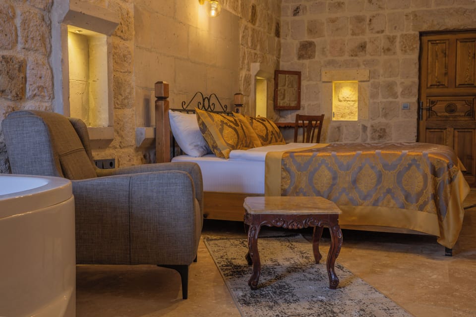 Luxury Room, Jacuzzi, Castle View (202) | Premium bedding, desk, laptop workspace, WiFi (free)