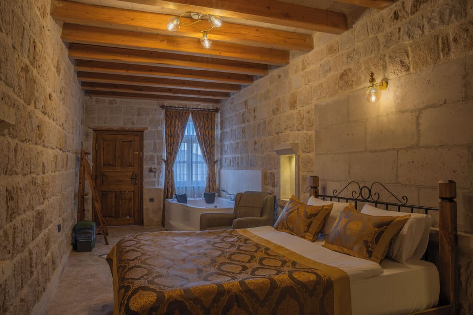 Luxury Room, Jacuzzi, Castle View (202) | Premium bedding, desk, laptop workspace, WiFi (free)