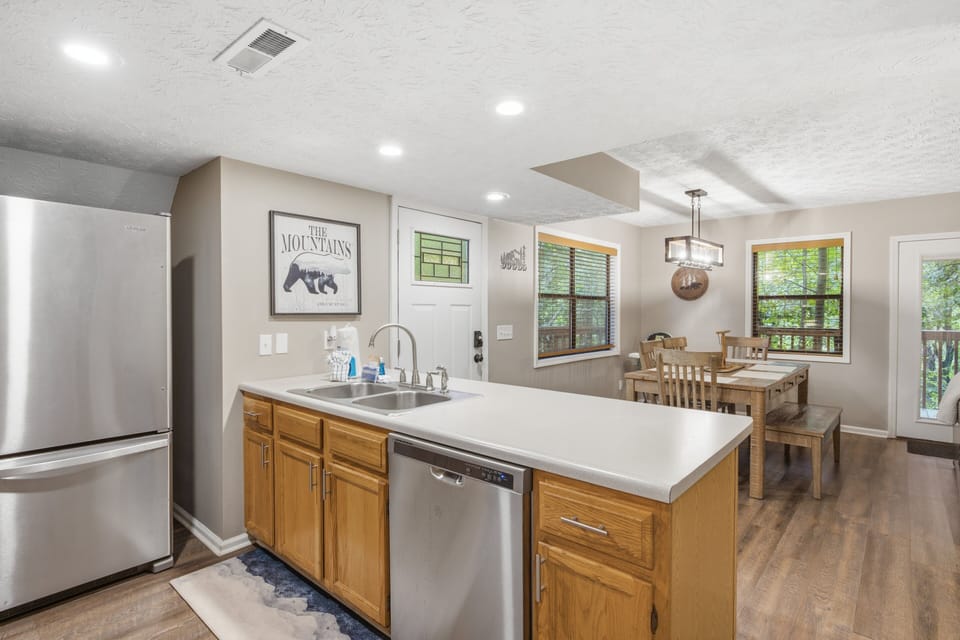 Cabin, 3 Bedrooms | Private kitchen | Coffee/tea maker, fridge, oven, toaster