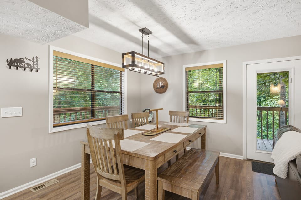 Cabin, 3 Bedrooms | Dining