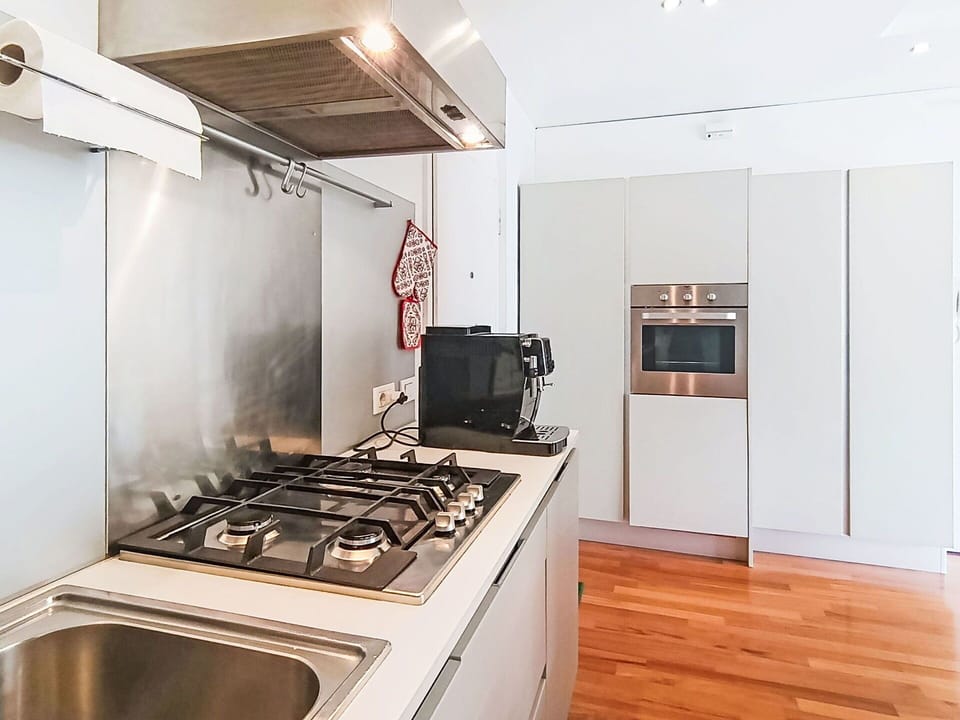 Kitchen Appliance, Kitchen, Countertop, Major Appliance, Kitchen Stove, Flooring, Home Appliance, Interior Design, Wood, Stove