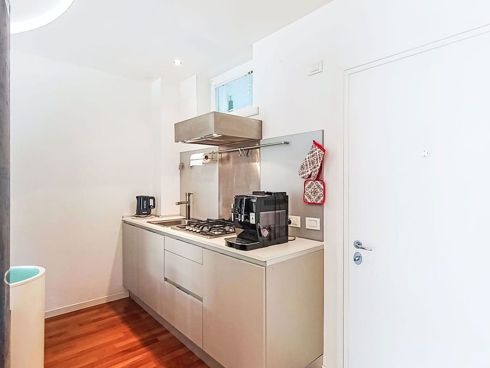 Kitchen Appliance, Kitchen, Major Appliance, Interior Design, Countertop, Flooring, Wood, Cabinetry, Home Appliance, Floor