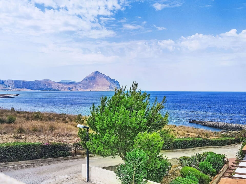 Horizon, Coast, Coastal And Oceanic Landforms, Sea, Ocean, Shore, Headland, Promontory, Beach