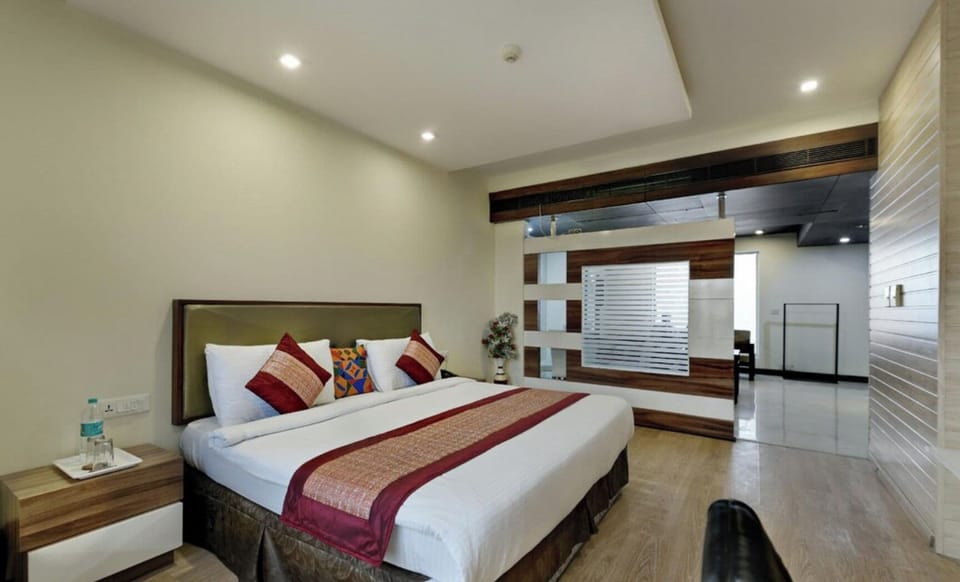 Executive Suite, City View | Desk, laptop workspace, iron/ironing board, WiFi (free)