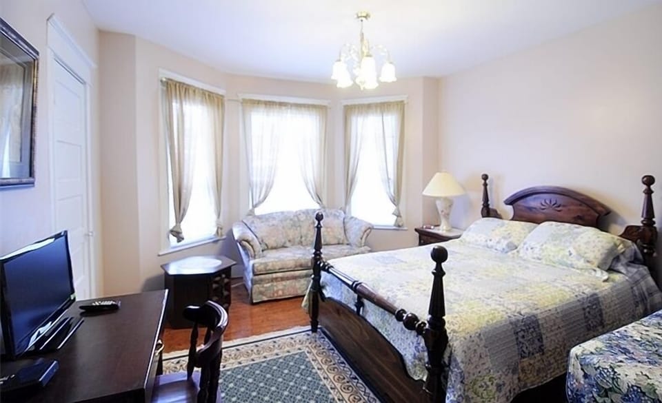 Traditional Suite, 1 Queen Bed, Private Bathroom | Premium bedding, desk, blackout drapes, WiFi (free)