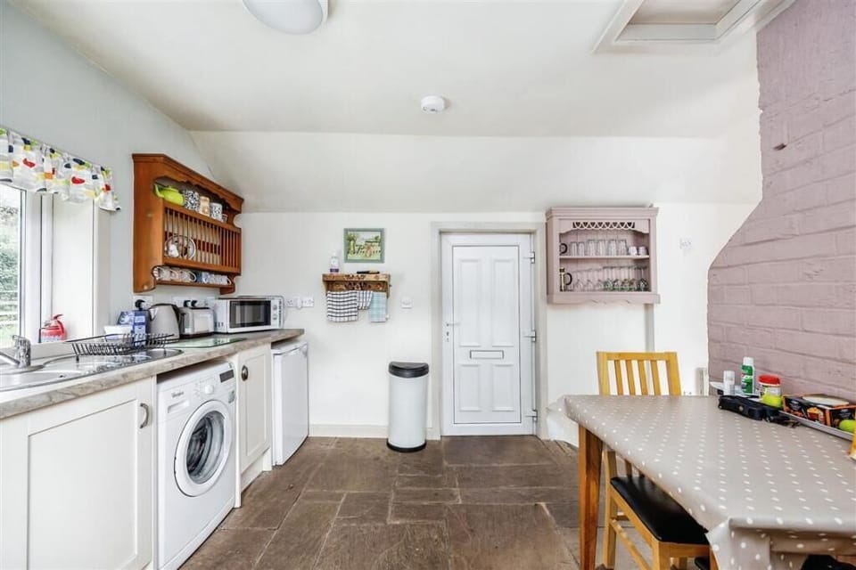 The kitchen is very well equipped, with all that you will need to cook a meal.