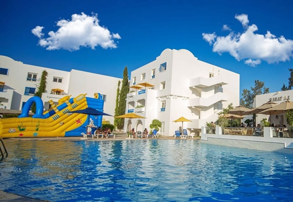 2 outdoor pools
