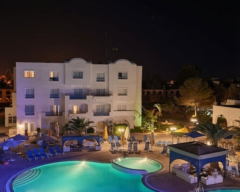 2 outdoor pools