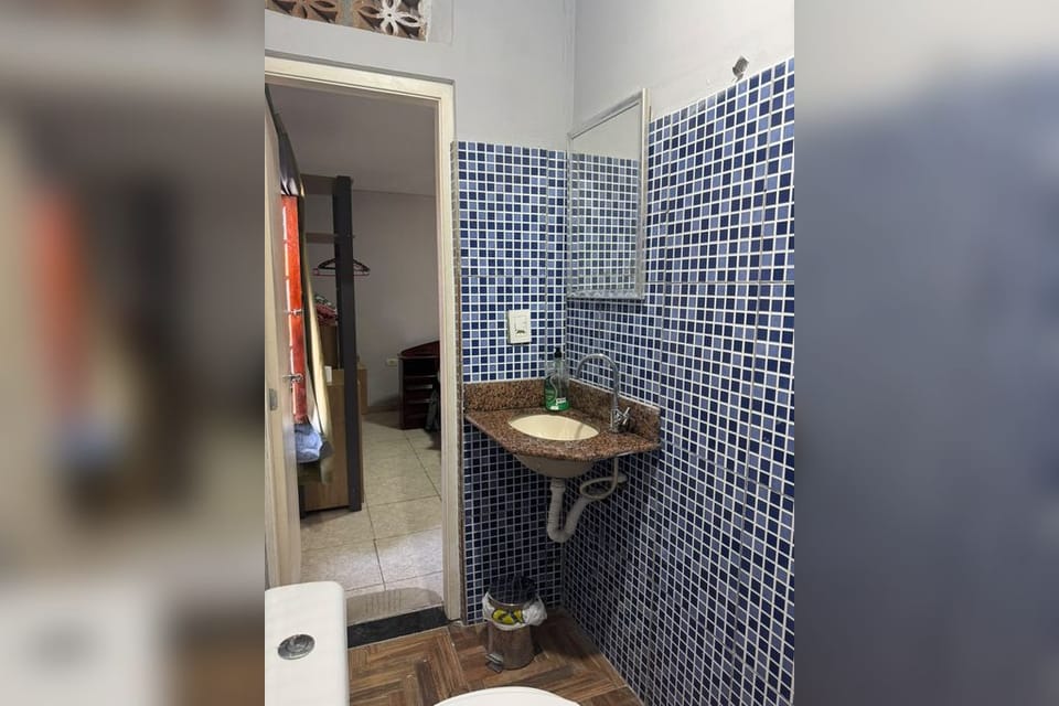 Basic Suite | Bathroom | Shower, towels, toilet paper