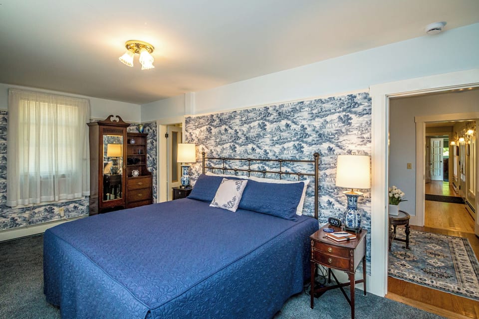 Deluxe Suite, 1 King Bed, Non Smoking, Lake View | WiFi (free)