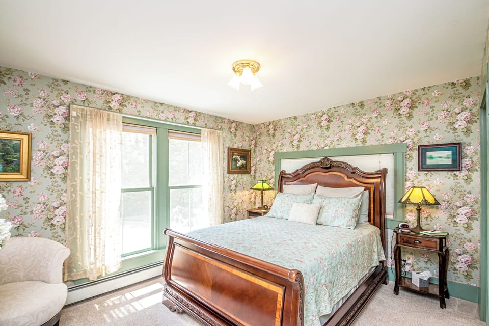 Deluxe Suite, 1 Queen Bed with Sofa bed, Non Smoking, Lake View | WiFi (free)