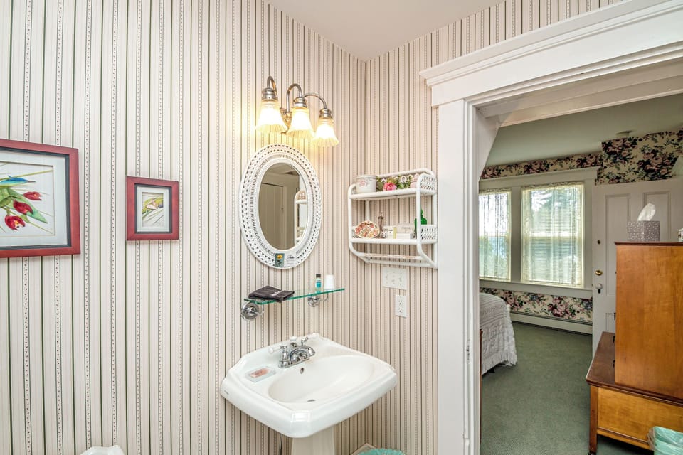 Standard Single Room, 1 Queen Bed, Non Smoking, Lake View | Bathroom | Hair dryer, towels, soap, shampoo