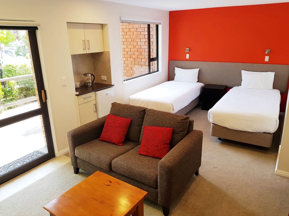 Executive Townhome, 2 Bedrooms, Courtyard View | Iron/ironing board, WiFi (free)