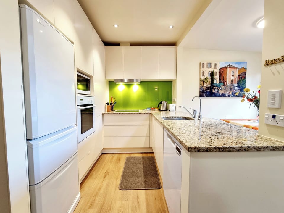 Executive Townhome, 3 Bedrooms, Courtyard View | Private kitchen | Full-size fridge, microwave, oven, stovetop