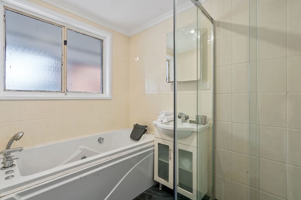 Bath tub 