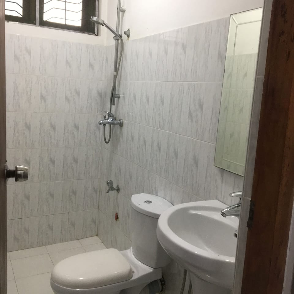 Basic Double Room, Pool Access | Bathroom | Shower, free toiletries, towels