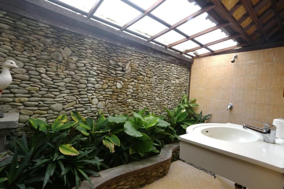 Standard Double Room, Balcony, Garden View | Bathroom