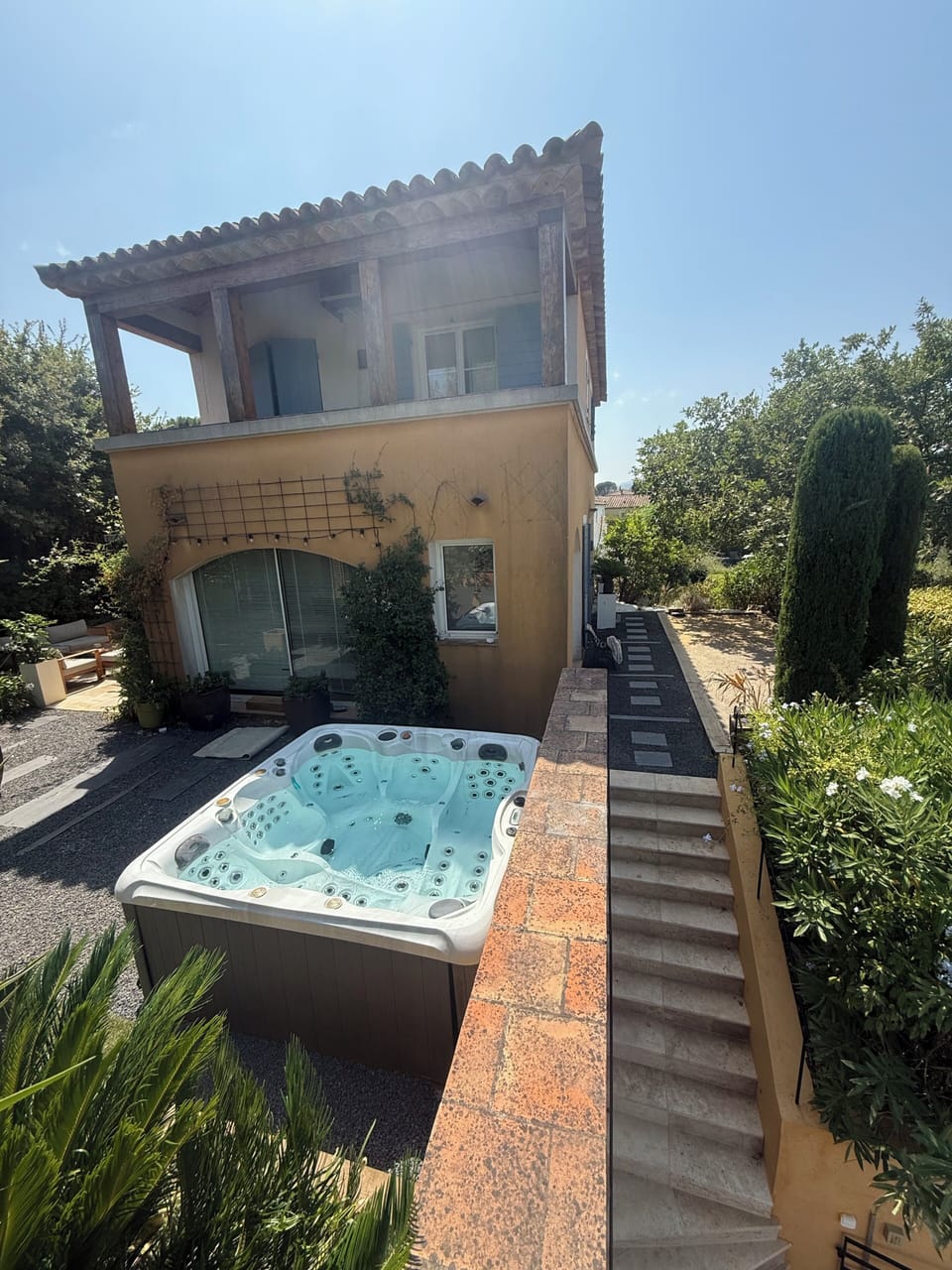 Outdoor spa tub