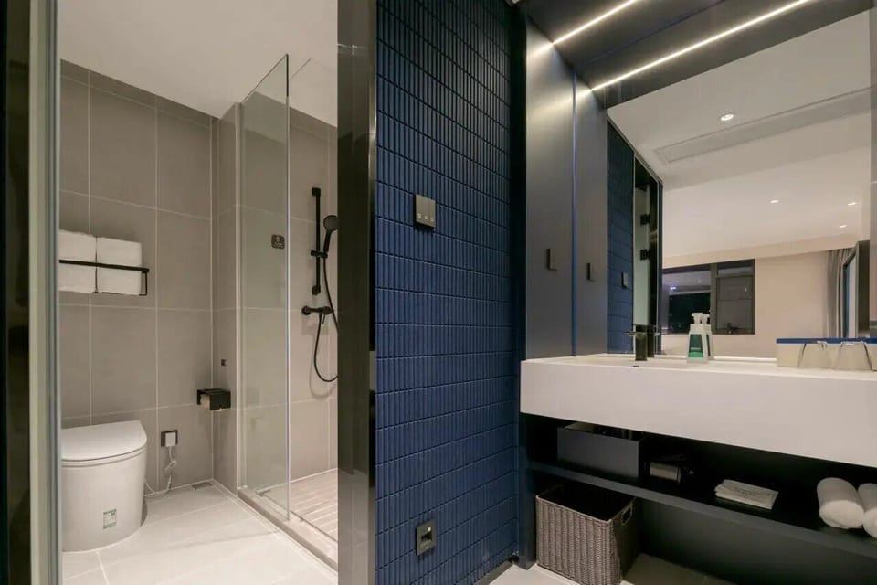 Standard Twin Room, City View | Bathroom | Shower, hair dryer, towels, shampoo