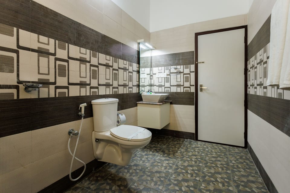 Standard Double Room | Bathroom | Shower, towels, soap, shampoo