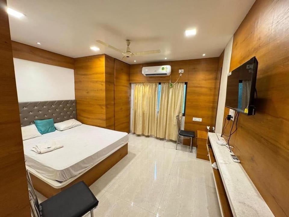 Blackout drapes, soundproofing, WiFi (free)