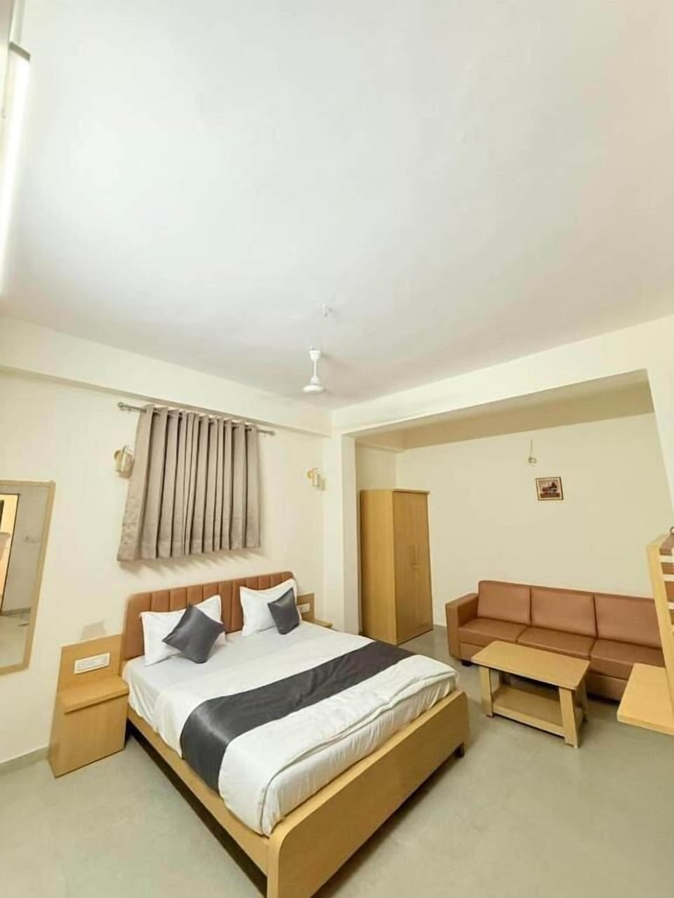 Deluxe Room, Balcony, City View | WiFi (free)