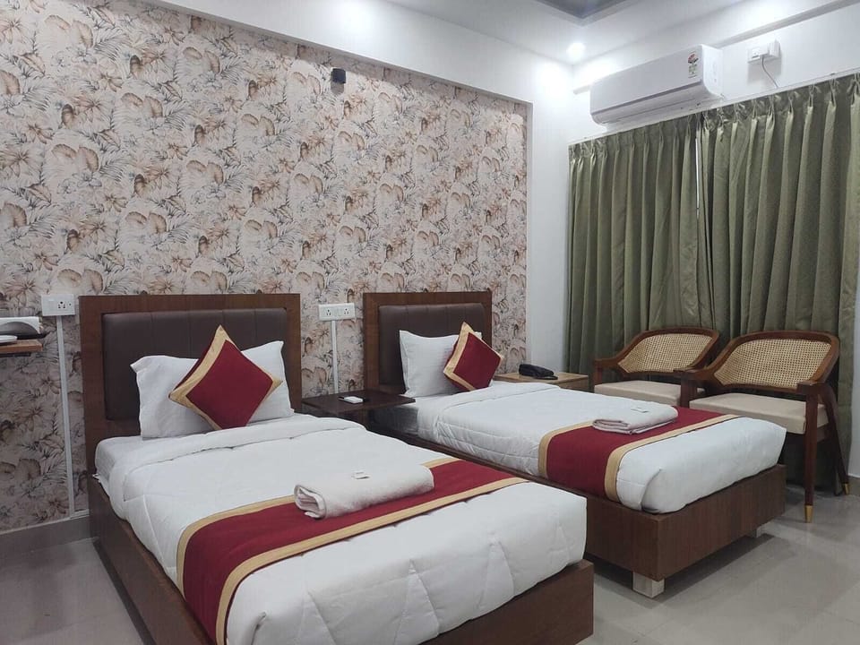 Deluxe Twin Room, City View | Desk, laptop workspace, WiFi (free)