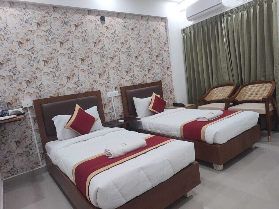 Deluxe Twin Room, City View | Desk, laptop workspace, WiFi (free)