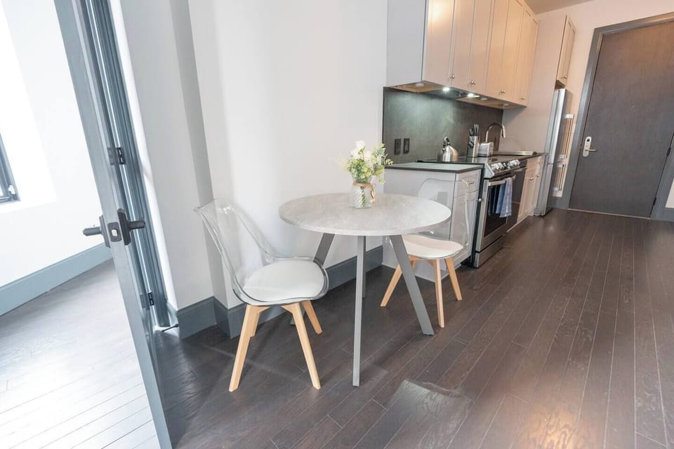 Modern appliances, well-equipped for cooking and dining