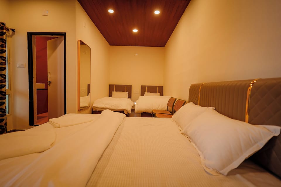 Family Quadruple Room | Desk