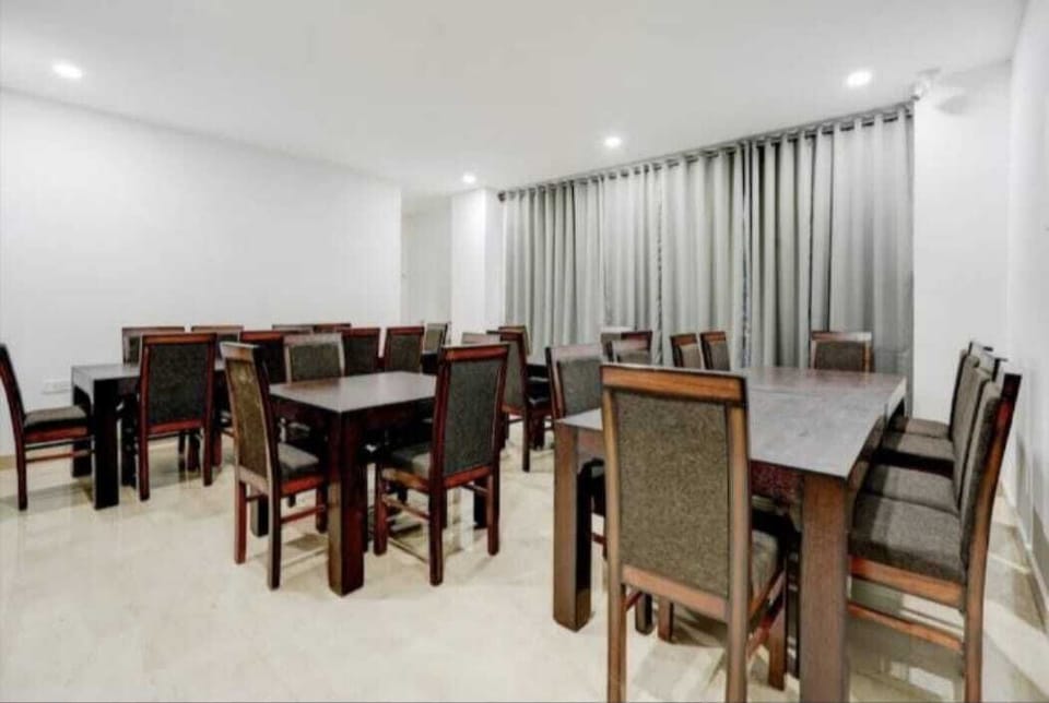 Deluxe Double Room | Dining