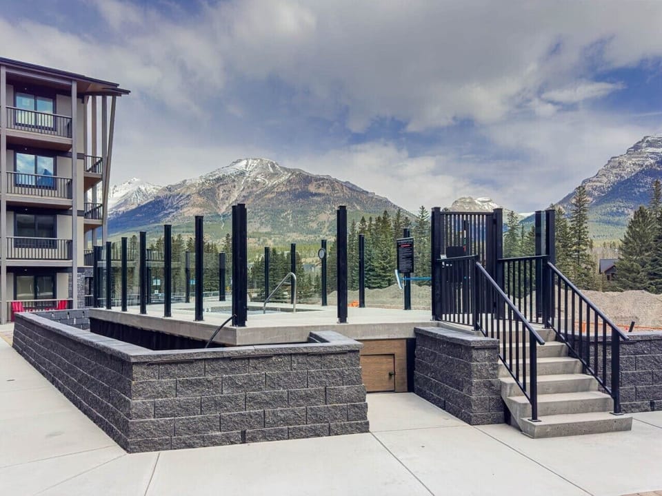 resort-outdoor-hot-tub-communal-mountain-view