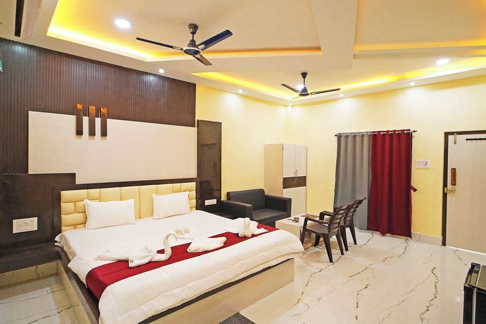 Classic Cottage, Balcony, City View | Minibar, desk, laptop workspace, blackout drapes