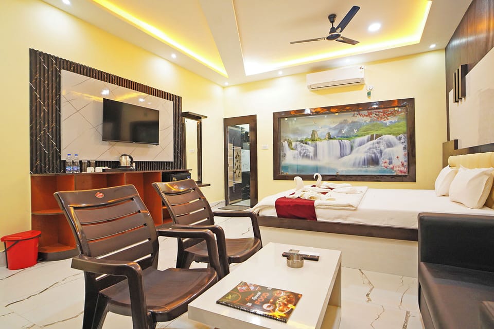 Classic Cottage, Balcony, City View | Minibar, desk, laptop workspace, blackout drapes