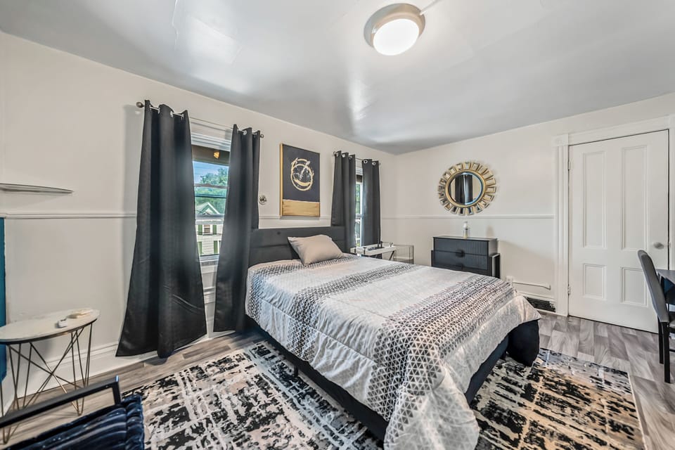 Room, 1 Double Bed | Iron/ironing board, WiFi (free), bed sheets