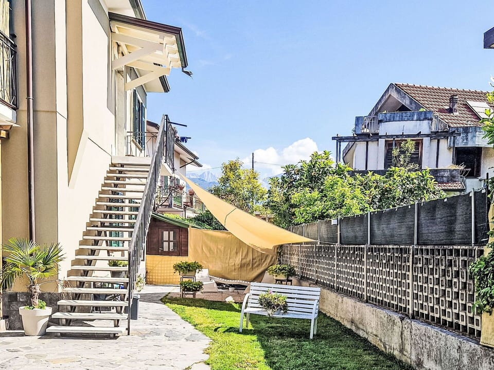 Residential Area, Home, Shade, Porch, Balcony, Yard, Backyard, Siding, Stairs, Houseplant