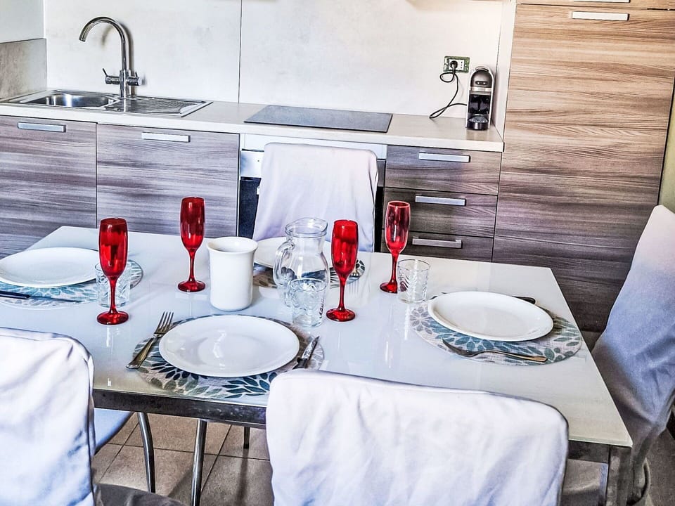 Furniture, Kitchen Appliance, Major Appliance, Kitchen, Interior Design, Flooring, Tableware, Countertop, Chair, Room