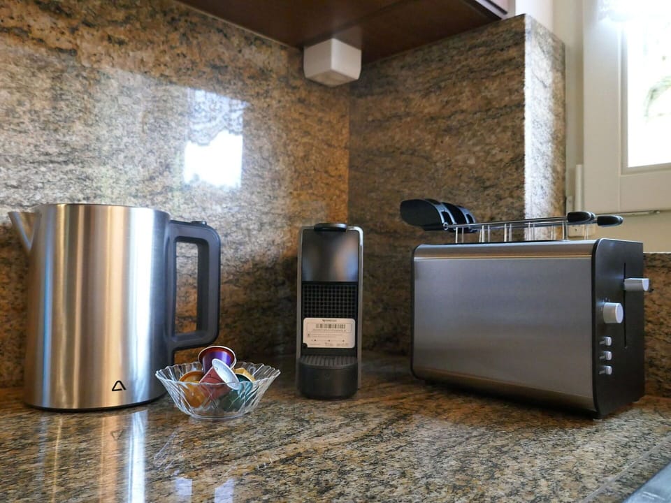 Kitchen Appliance, Small Appliance, Electronic Device, Home Appliance, Countertop, Kitchen, Serveware