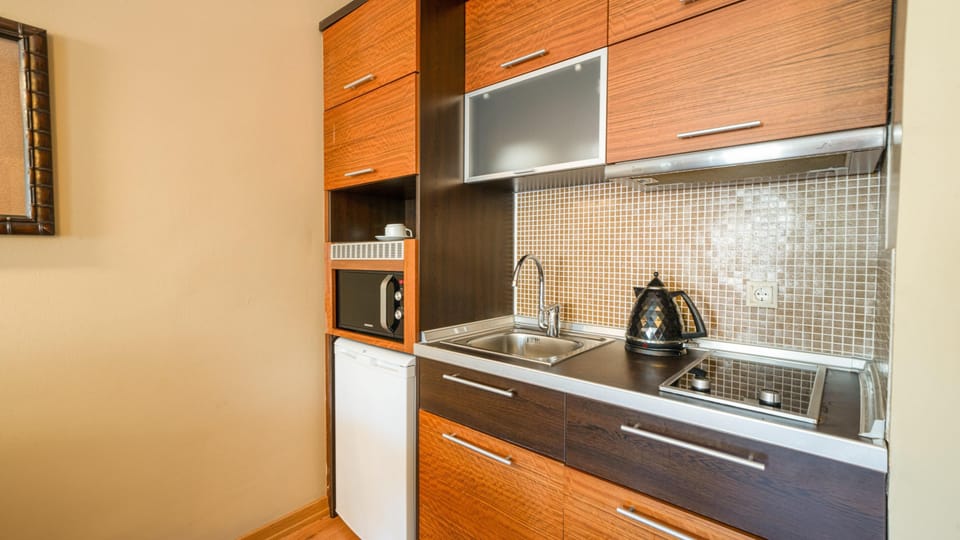 Private kitchen | Mini-fridge, microwave, stovetop, highchair