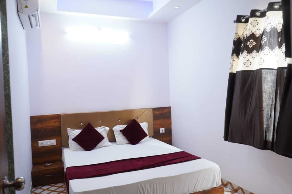Deluxe Triple Room | Desk, laptop workspace, blackout drapes, soundproofing