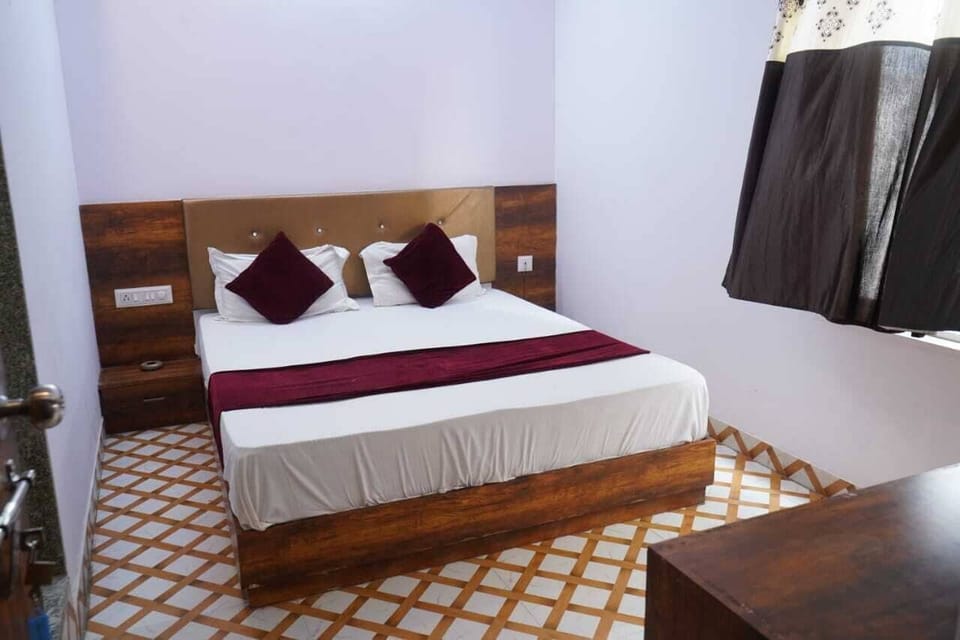 Deluxe Triple Room | Desk, laptop workspace, blackout drapes, soundproofing