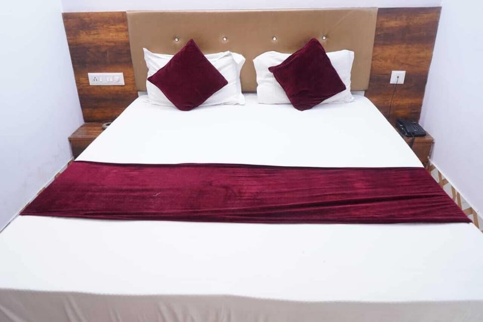Deluxe Triple Room | Desk, laptop workspace, blackout drapes, soundproofing