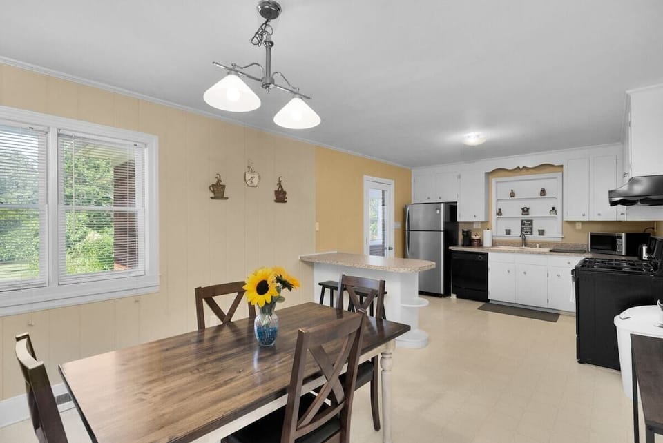 Now this kitchen has some room to hang. 