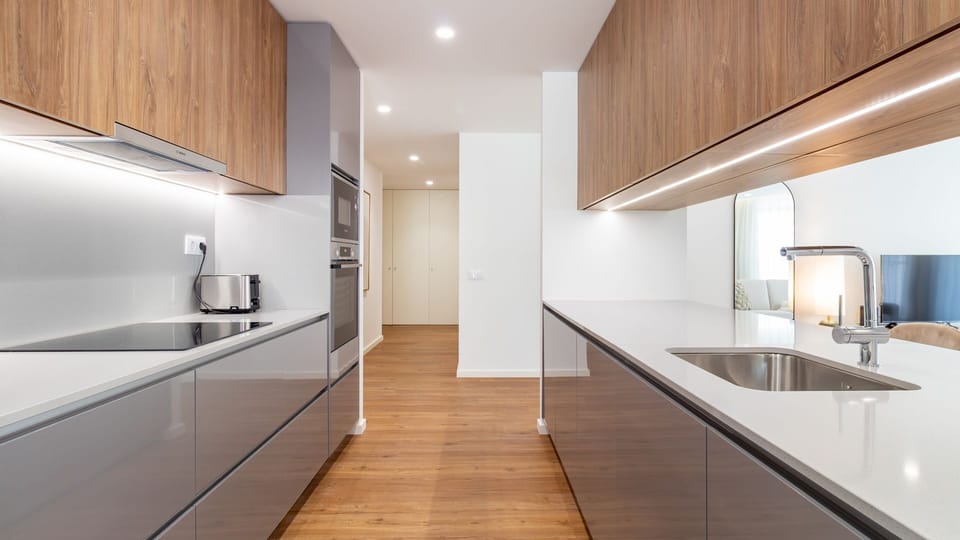 This fully equipped kitchen offers everything you need to whip up a gourmet meal, from high-end appliances to ample counter space. Enjoy the seamless design and warm wooden accents that make cooking a pleasure.